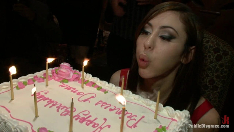 Public Disgrace by Kink: Le b-day de la princesse Donna