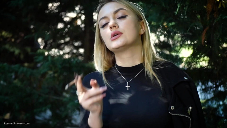 Russian Smokers: Gorąca blonde babe palenie dwóch czarnych papierosów w naturze