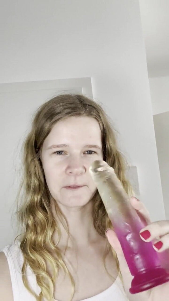 Bikergirl_97: main ise apni sauteli mammi ke dildo ke saath prapt...