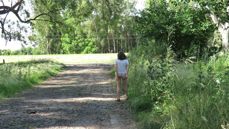 Milfcamsex: Patricia Walks...