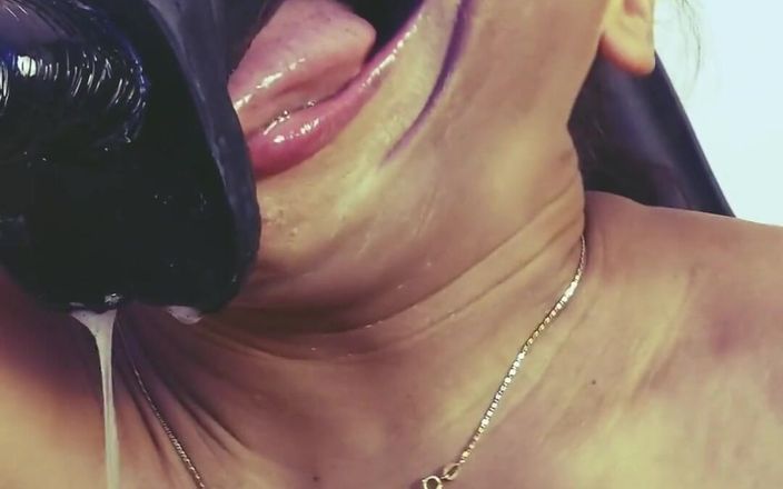 Anabel 693: Menuruti perintah tuanku dengan merokok dan nyepong kontol