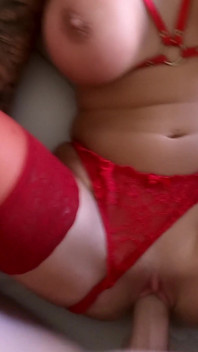 Daisy lee si pelacur rambut pirang asal ceko lagi asik ngentot kontol besar dengan lingerie merah