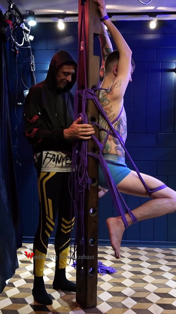 Wanheldvig: Nicky Excitată pe stâlpul de robie
