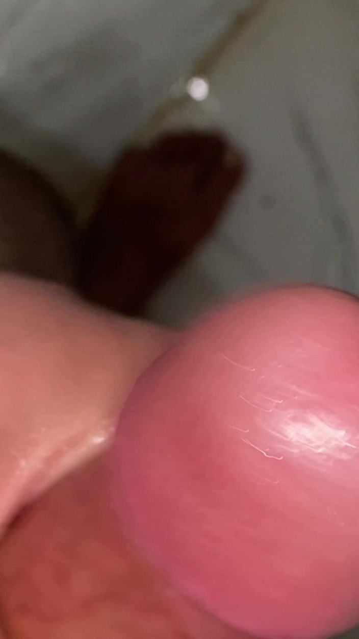 Milfmaster132: La femme d’un ami de gauche prend un bain dans...