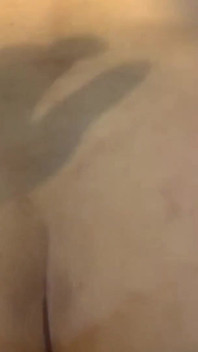 그녀는 내가 그녀의 엉덩이를 열심히 뚫을 때 예 비명을 질렀다.