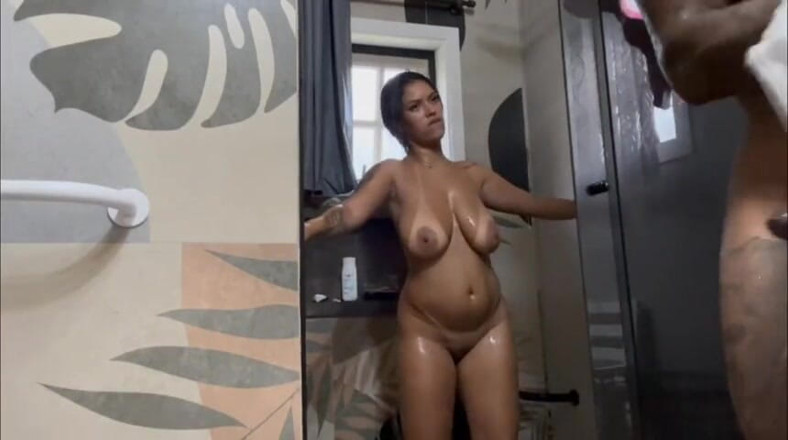 Bruna Paz: Ho visto la mia sorellastra fare un bagno e non...