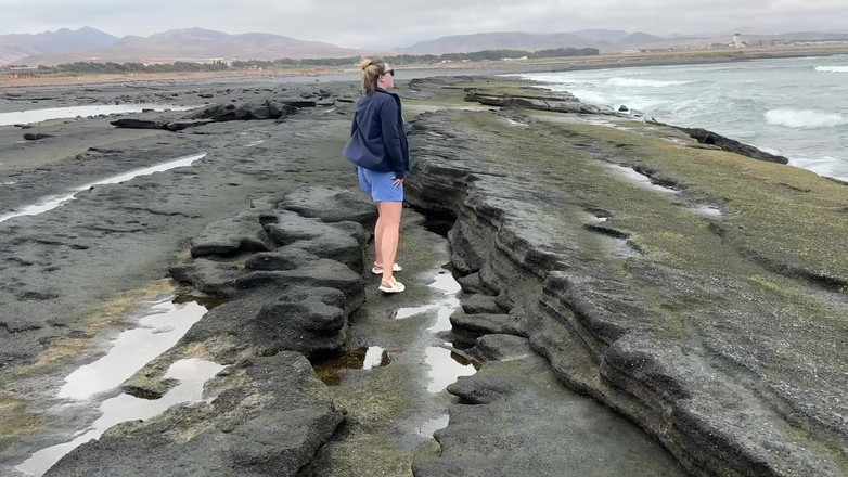 Emma Voyeur: Awek bengkung terdesak untuk kencing