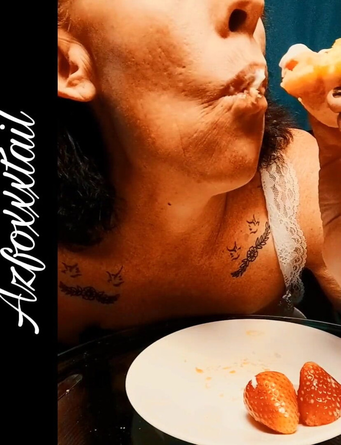 AzFoxxxTailPhelicia: Birthday cake mouth