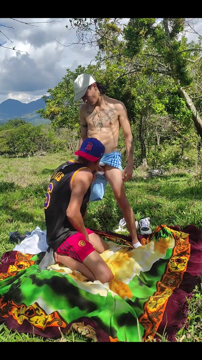 Skinny23cm: Follando el culo de la heterosexual en el campo