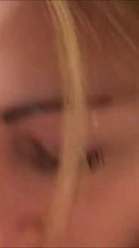 Close-up de ação anal com garota morena com tesão