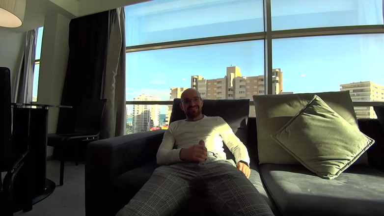 Pamela Sanchez: 和我的丈夫在阁楼上做爱，俯瞰着城市，射在我嘴里。