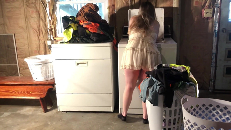 DwellingDickins: MILF Stepmom โดนเย็ดขณะกองผ้าซัก