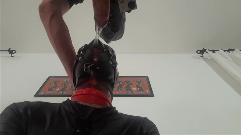 LauraOnHeels: Laura wird mit einem lippen-mundknebel geknebelt, in den hals lange...