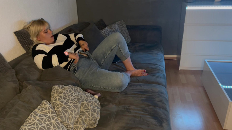 Bonieclydeerotik: Porno Izlerken Mastürbasyon Çoklu Orgazm Tatmin Edici Kanepede Islak Parmaklama Yalnız...