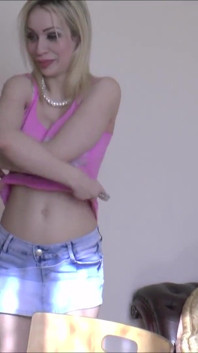 La secrétaire Lacey Starr adore faire plaisir à ses clients avec des activités lesbiennes