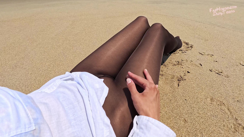 Shiny teens: 853 4K glänzende braune strumpfhosen am strand