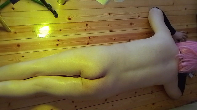 Kitty_Cross: Femboy büyük yağ masajının tadını çıkarıyor