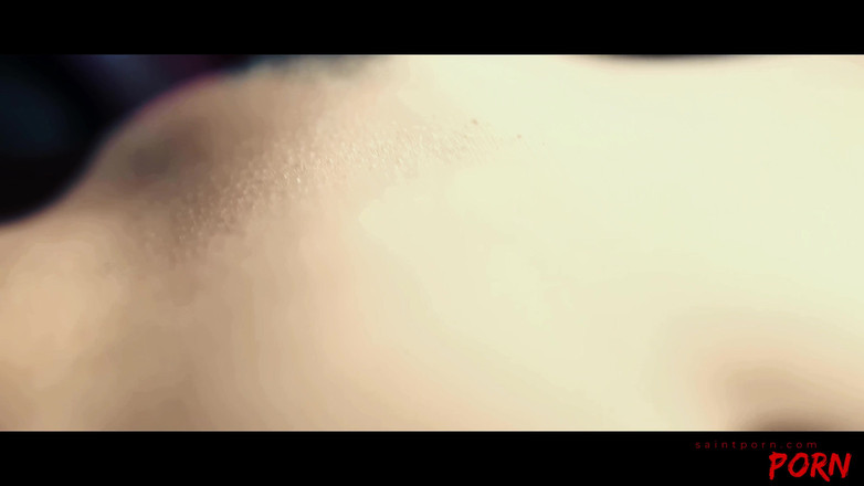 SaintPorn: Bella получает свое первое сексуальное исследование и взрывается в кульминации