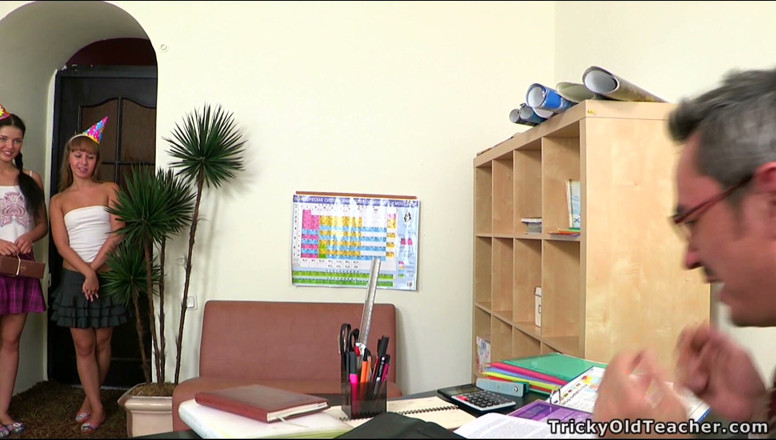Tricky Old Teacher: Молоді студенти трахають викладача університету і дають тріо за оцінки