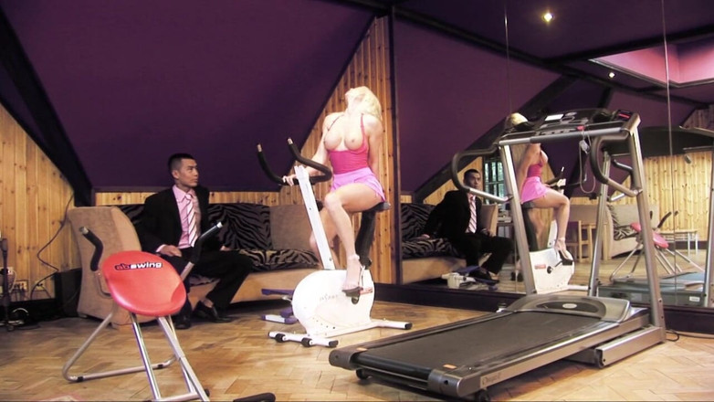 Cock Fit: Poker VIP gagne une salope blonde de fitness