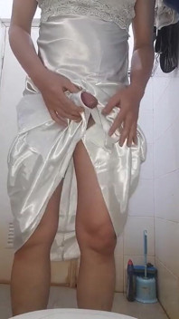 Travestito asiatico che indossa un lungo camicia da notte setoso