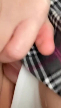 버스에서 치마 아래에서 섹스. 내 팬티를 젖게 하는 모르는 녀