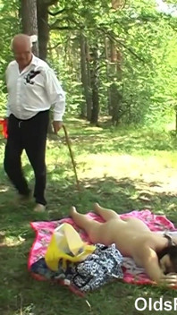 Olds pieprzy lalki - dziadek Mireck rucha 18-letnią dziewczynę Ashley Sweet w lesie