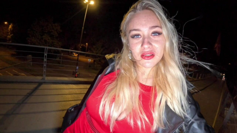 Beverly peach: Openbare pijpbeurt! Kijk hoe ik de pik zuig.