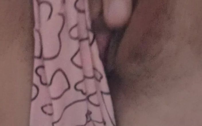 Lesbian-candys: I Masturbate My Hairy Pussy Under the Table in Class
