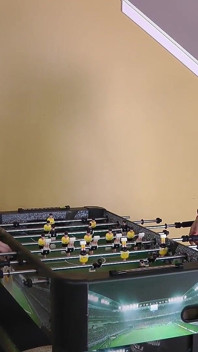 Ein Strip-Foosball-Spiel verspricht einen spanking-Leckerbissen am ende