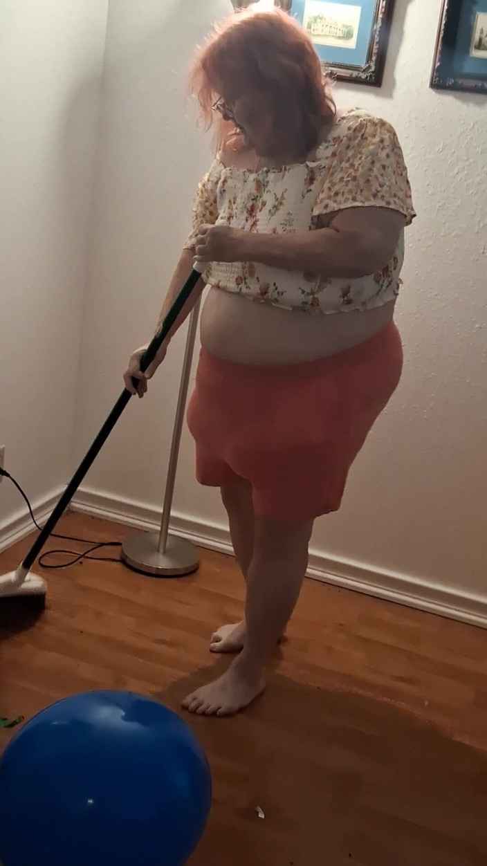 BBW nurse Vicki adventures with friends: Big Belly Beauty Nurse Vick Cleans up Messy Floor