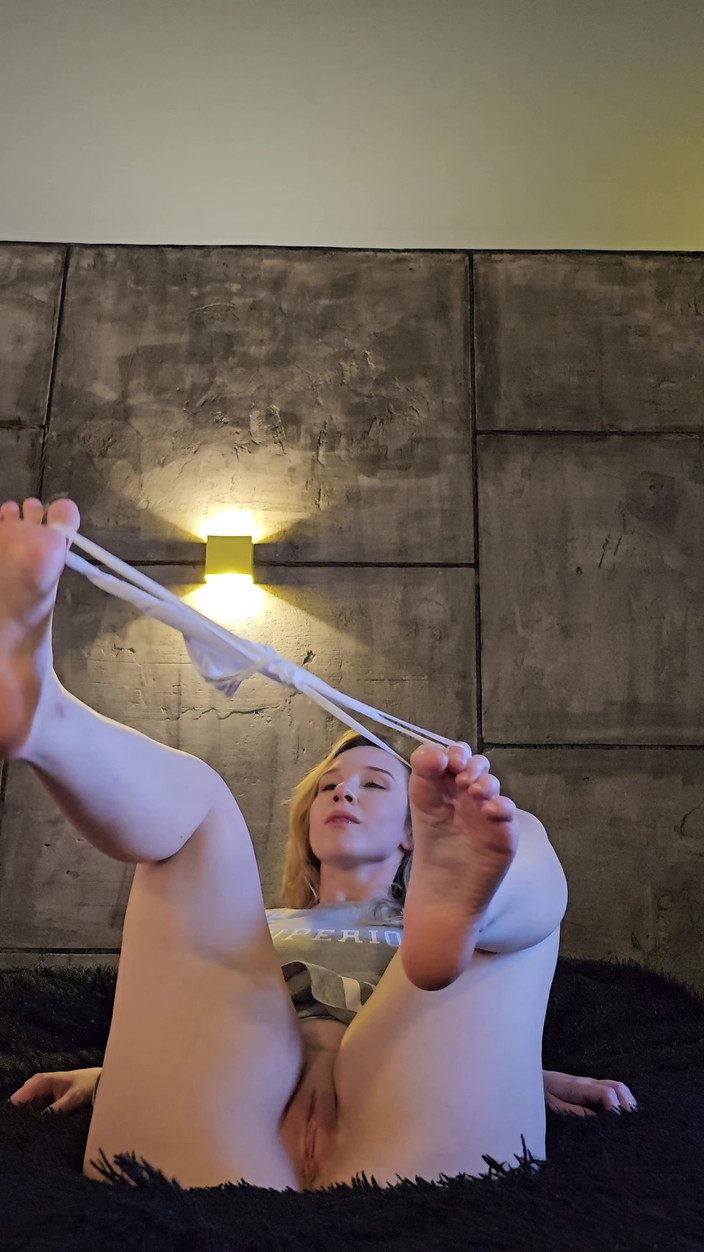 Alice Klay: 女大学生alice klay用她的脚让我射精