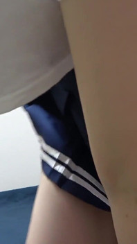 Seni in uniforme troppo corta, gambe gonfie in minigonna, mutandine con il fondo del perizoma che le mordono dentro, e la sexy stanza di una ragazza giapponese che pulisce