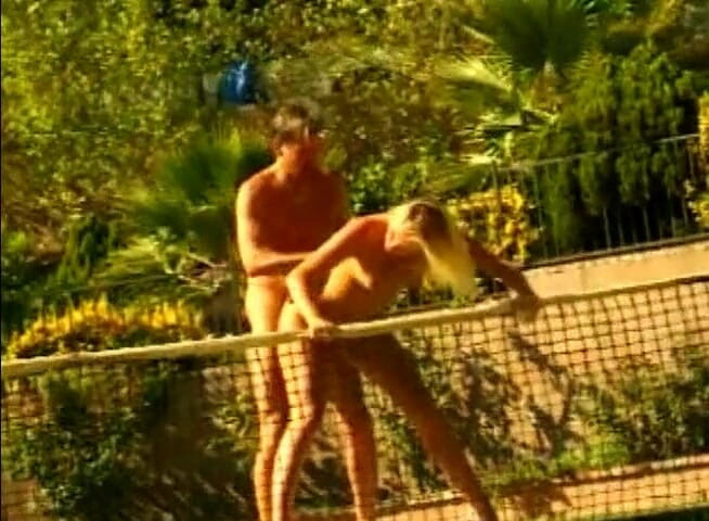 Teens Get it Hard: Geile blonde tiener wordt in haar poesje geneukt voordat ze...