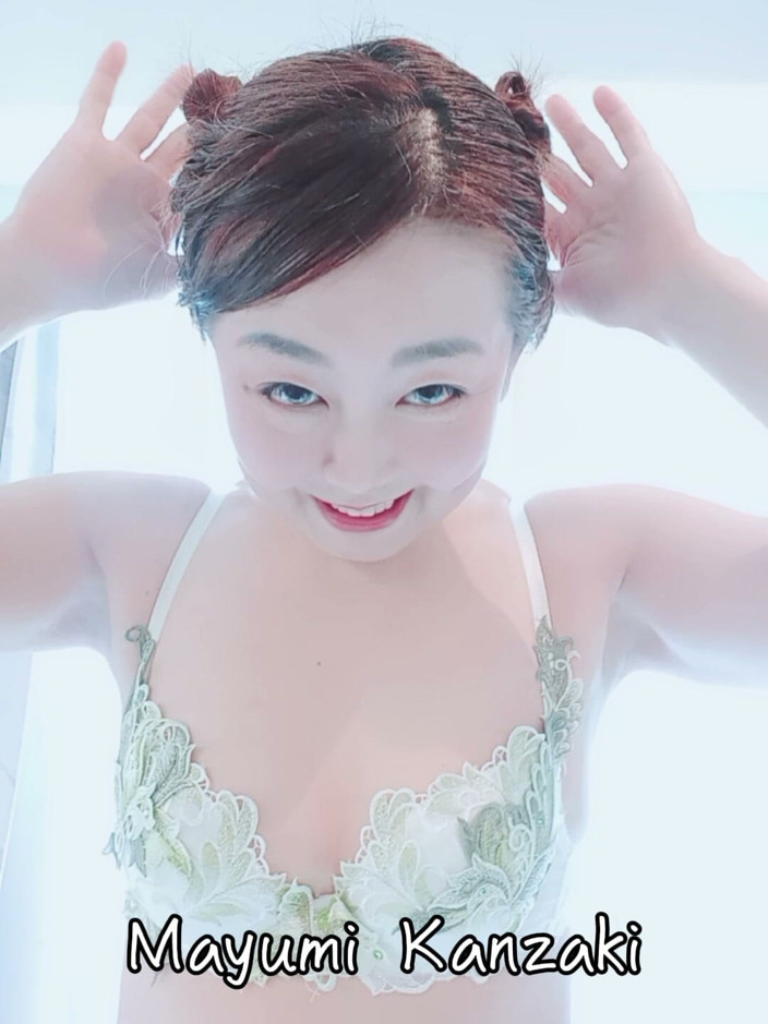 Mayumi Kanzaki: A Mature Woman's Musings