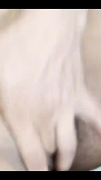Kız arkadaşının kendini parmaklama amatör porno videosu internette bir gecede sansasyon oldu