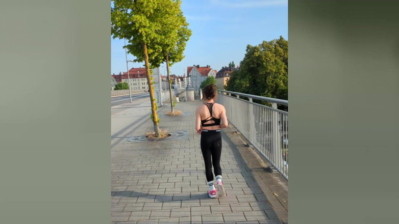 TV_Helena: 스포츠 중 더블 젖기!! 오줌으로 가득 찬 공공 장소에서 조깅하는 트란니!