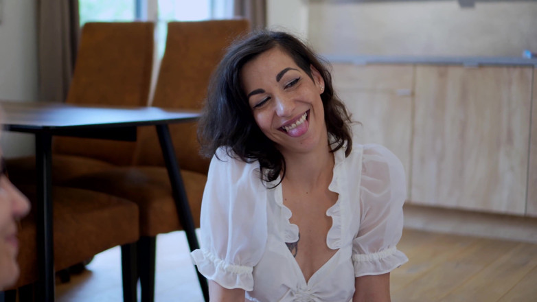 Discover 4K: Tre MIlf calde giocano e fanno girare la bottiglia e...