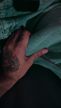 Pov il cameraman fa una bella sega oliata ad un grosso cazzo magro e lo fa sborrare duro