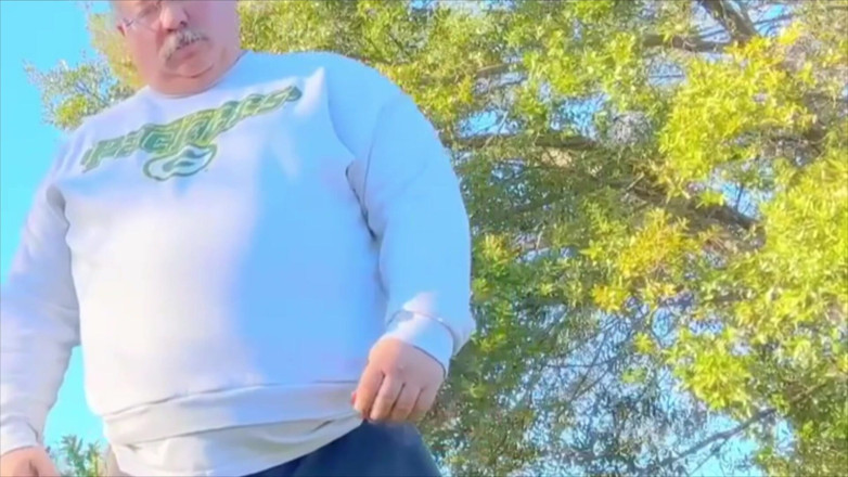 Hand-Free-Daddy-Chub: Gros vieux papi