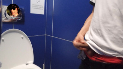 Jon Arteen: Gay Twink pist plast, masturbeert zijn penis en ejaculeert sperma...
