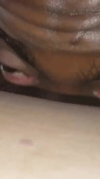 Marido se abrindo comendo minha buceta em primeiro plano