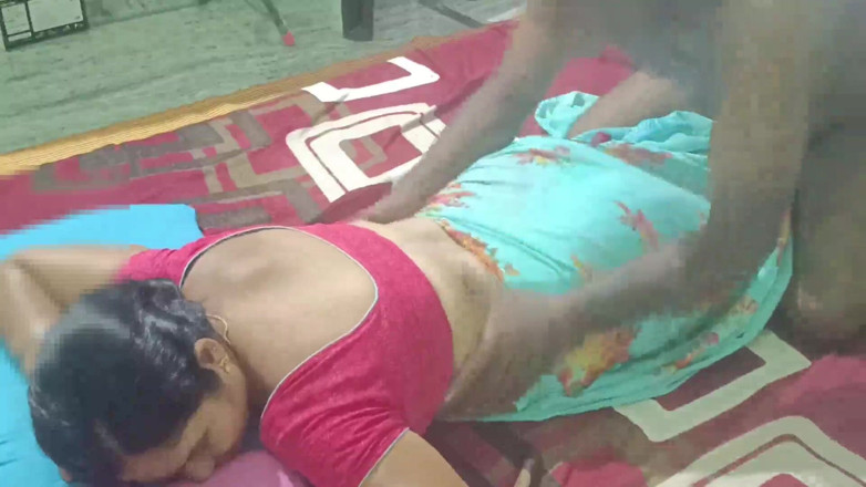 Sexy sindu: La moglie indiana sindu bhabhi si fa leccare la figa...