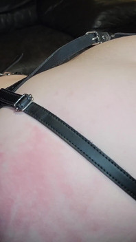 Stary rolnik wiąże mnie i pieprzy moją dupę jak dziwkę