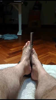 Culturista muscoloso dà al timbbell un footjob sporco, m