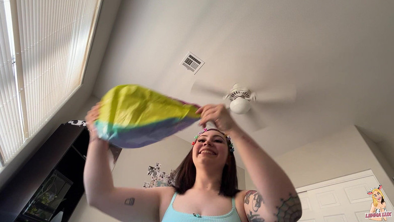 Lenna Lux: La déesse géante suce vos gonflables