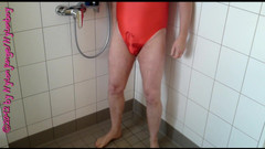 Carmen_Nylonjunge: Pissen in badpak