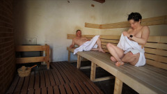 DedeDeville: 本当にリスクが高く速いサウナでのセックス、ダダ・デヴィルの口に水をかける