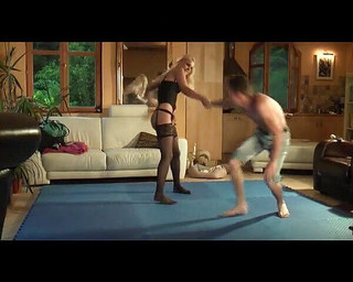 European Lift and Carry Club: ホット女の子にセクシーなランジェリーでレスリングゲーム