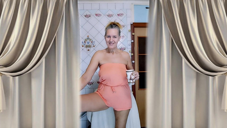 Lukerya: Äldre Hemmafru Lukerya I Köket. Glad Flirt.